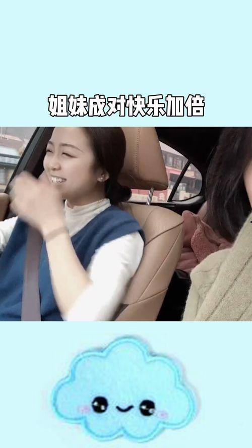 姐妹成对快乐加倍吃瓜,一起吃瓜，共享欢乐时光