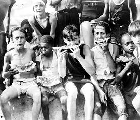 群众吃瓜人物摄影,镜头下的社会百态