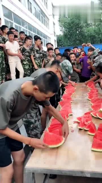 教官恋吃瓜,一场吃瓜群众的狂欢盛宴