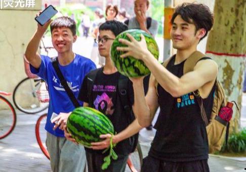 吃瓜学校西安,西安校园里的趣味生活点滴