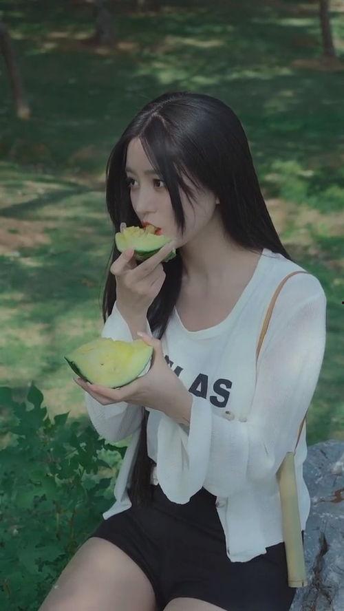 美女肚子里吃瓜,美女孕肚中的甜蜜孕育之旅