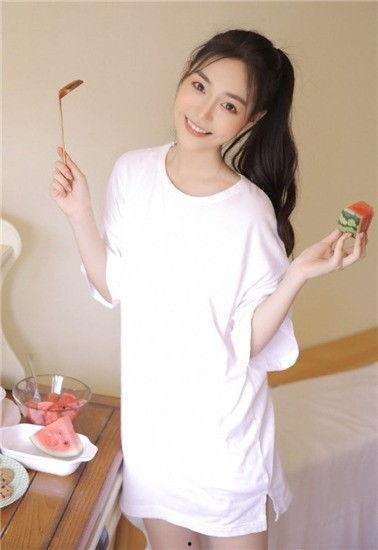 美女肚子里吃瓜,美女孕肚中的甜蜜孕育之旅