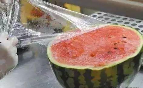 男子吃瓜反被吃瓜