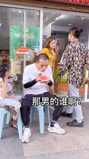 情侣车上吃瓜,共享甜蜜时光