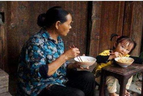 外甥和姥姥吃瓜,外甥姥姥共享夏日清凉时光