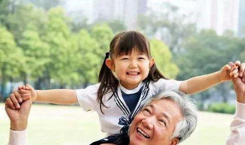 外甥和姥姥吃瓜,外甥姥姥共享夏日清凉时光