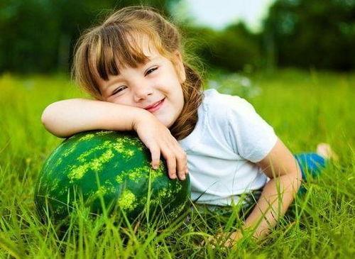 秀儿吃瓜越吃越胖了