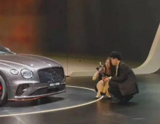 宾利销售下蹲吃瓜,下蹲吃瓜，体验奢华与接地气的完美融合