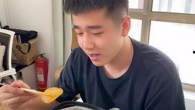 猛男在线吃瓜图片