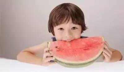 小明友吃贝贝瓜,小明友与贝贝瓜的甜蜜邂逅