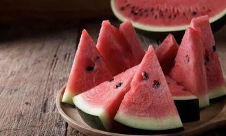 宝宝吃瓜群众的样子,萌态可掬的吃瓜小达人