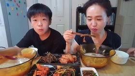 高三母子吃瓜,吃瓜谈心乐享亲子时光