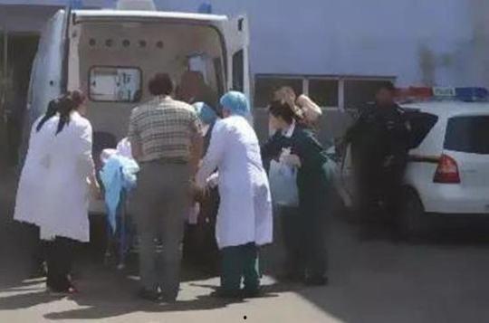 高三母子吃瓜,吃瓜谈心乐享亲子时光