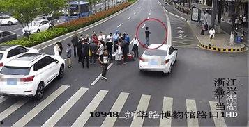 男子骑车吃瓜被车撞