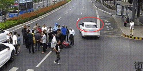 男子骑车吃瓜被车撞
