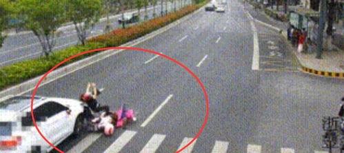 男子骑车吃瓜被车撞